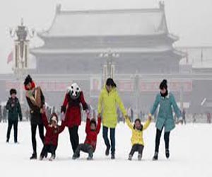   مصر اليوم - تساقط الثلوج على العاصمة بكين للمرة الثانية لم يمنع الشعور بنسبة تلوث الهواء العالية